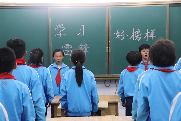 德馨七班向雷锋同志敬礼.JPG