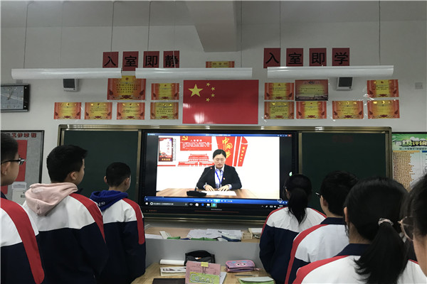 初中看升旗.jpg