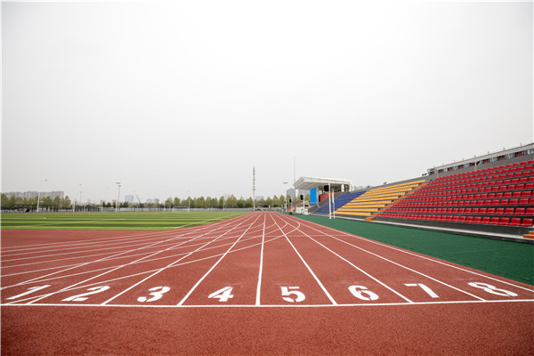 济宁海达行知学校高中部操场西北侧区域是400米田径塑胶跑道,内有