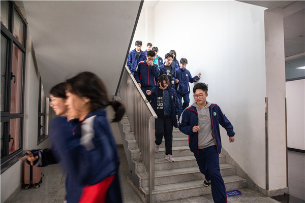 有序下楼.jpg