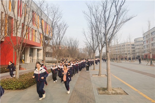 有序从教学楼疏散.jpg